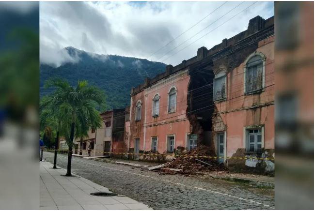 Parte de casarão desaba após fortes chuvas em Pacatuba, na Grande Fortaleza