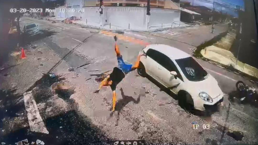 Suspeito é atropelado e arremessado de moto durante perseguição policial em Fortaleza