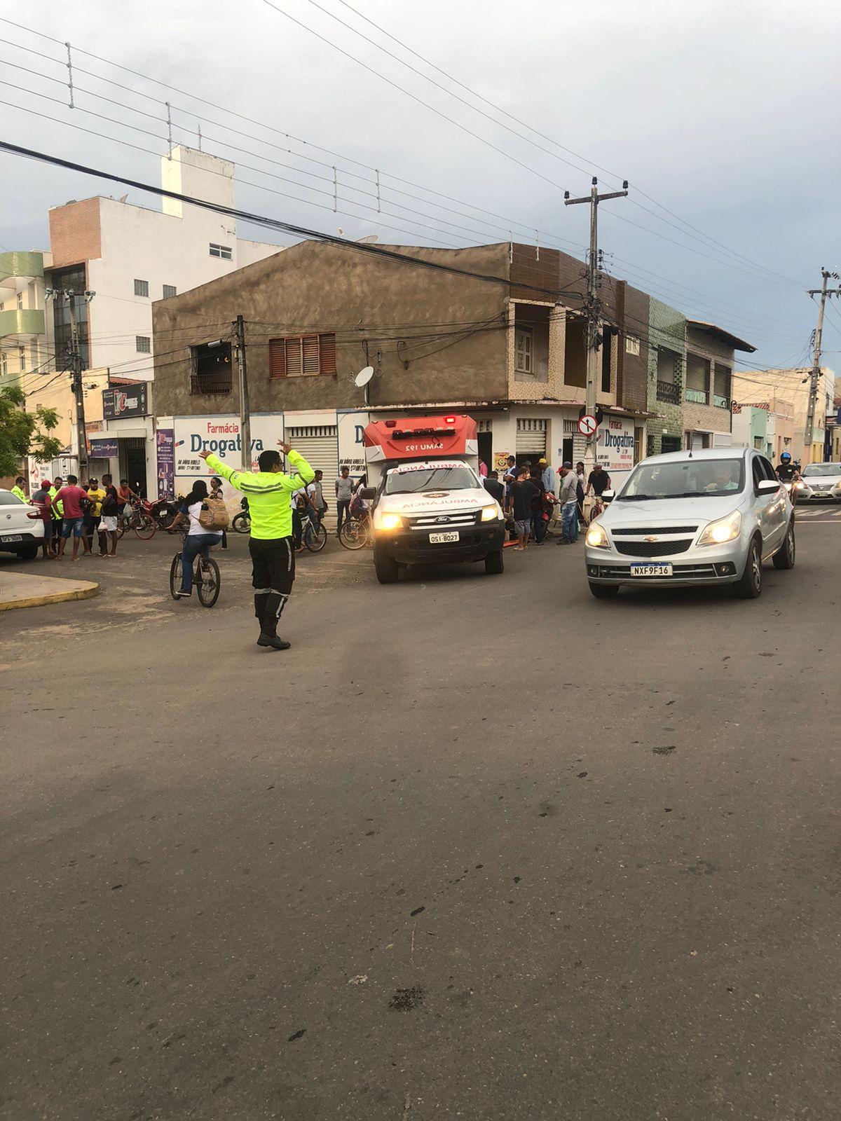 Acidente com caminhão e moto deixa jovem com as duas pernas fraturadas em Iguatu