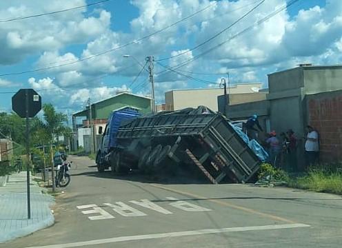 Asfalto cede e carreta transportando carga de porcelanato afunda no Bairro Conviver, em Tauá