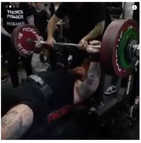 Ator islandês Hafthor Bjornsson, de 'Game of Thrones' estoura músculos levantando peso de 252 kg