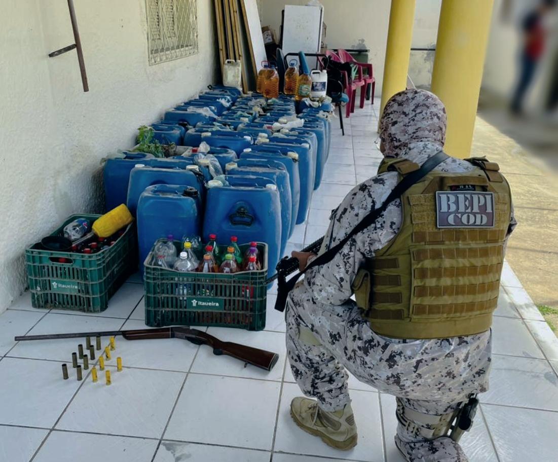 BEPI da PMCE captura homem em posse de uma espingarda e 1.668 litros de gasolina irregular em Aracati