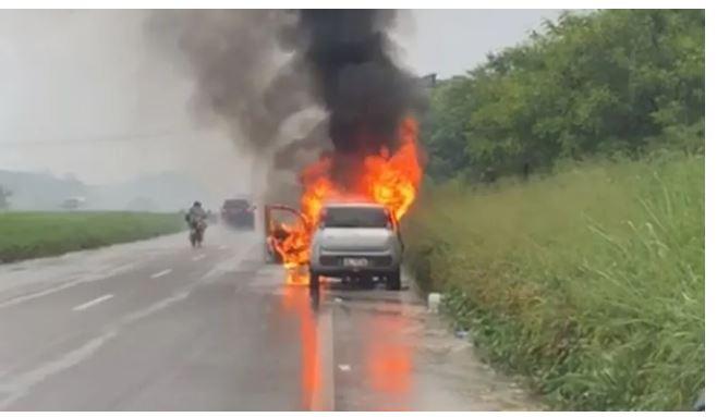 Carro é atingido por raio e pega fogo na rodovia CE-040, na cidade de Aquiraz, no Ceará