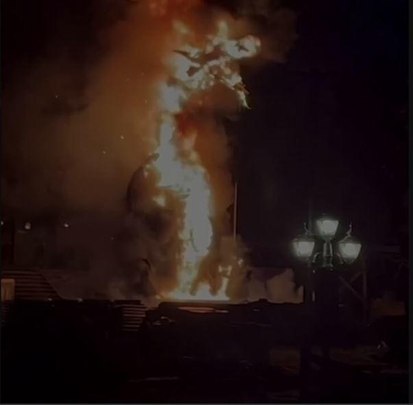 Dragão de 10 metros pega fogo durante show em parque da Disney na Califórnia
