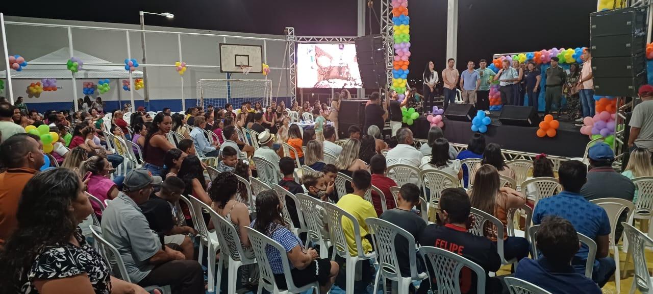 Reinício das aulas com entrega de uniformes e kits escolares em Acopiara
