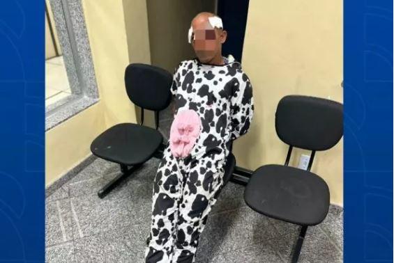 Homem fantasiado de vaca em Copacabana, Zona Sul do Rio de Janeiro, é detido por tentativa de furto