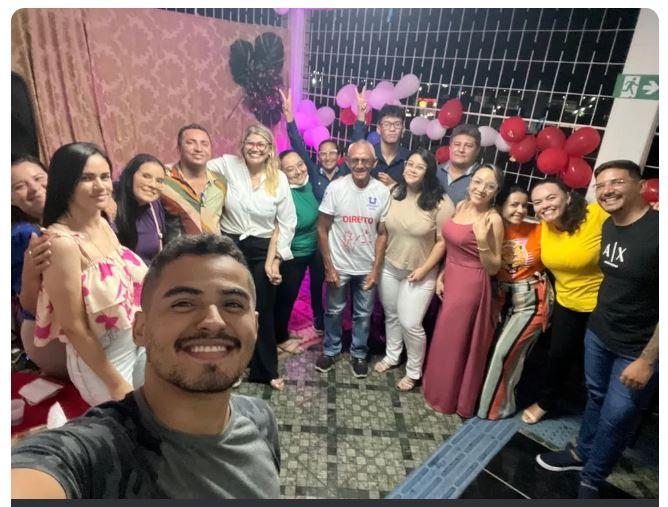 Idoso entra para o curso de direito, sonha em ser juiz e ganha festa de 75 anos dos colegas de faculdade, no Ceará