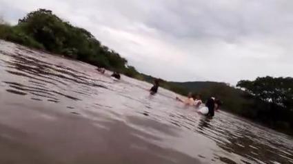 Motorista é resgatado de carro levado por correnteza em Umirim no Ceará