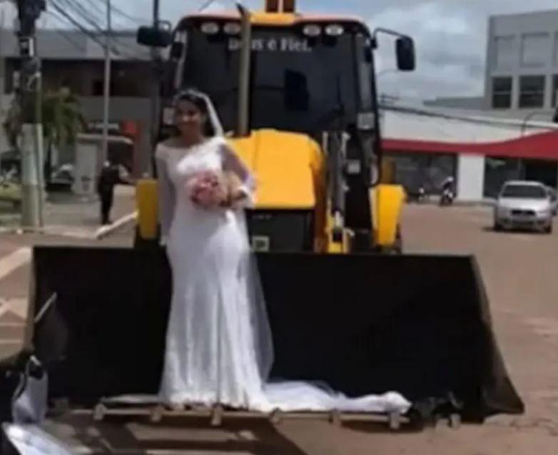 Noiva surpreende e vai a casamento em retroescavadeira