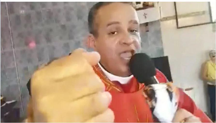 Padre viraliza após cantar samba 'Tá escrito' em missa no Rio de Janeiro
