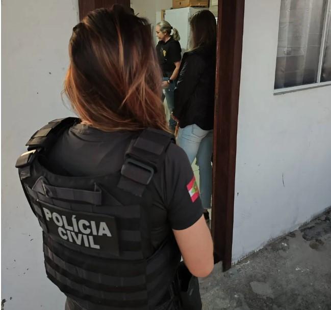 Polícia apreende 4 menores e prende 2 adultos em operação contra violência nas escolas em SC