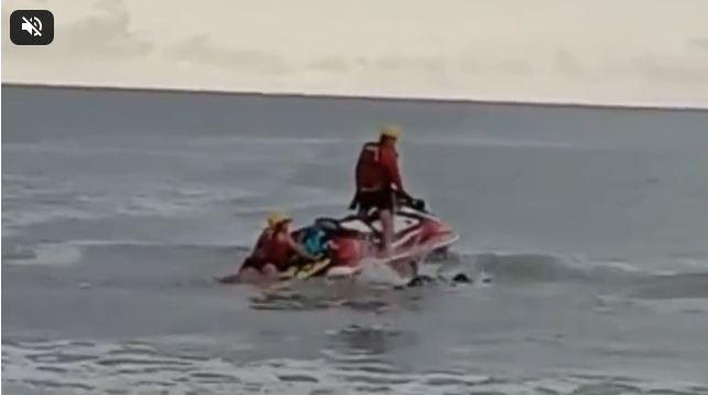 Velejador argentino é resgatado por bombeiros após entrar no mar para salvar amigo em Jericoacoara, no Ceará