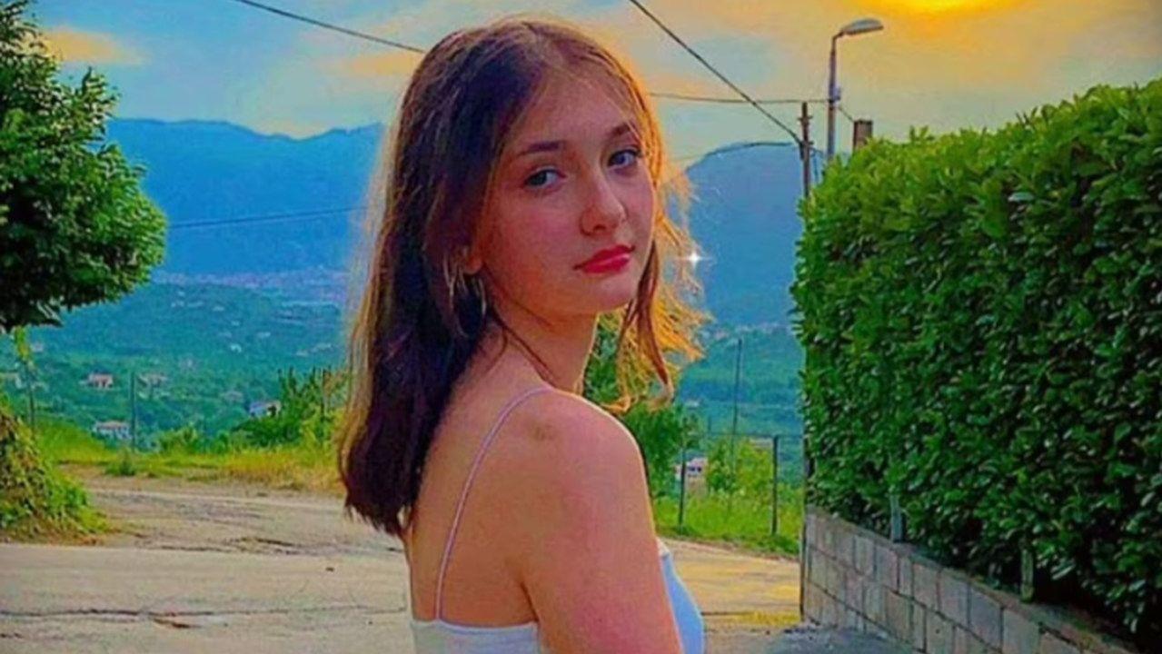 Adolescente de 16 anos morre após ser eletrocutada, na Itália; As autoridades suspeitam que jovem carregava o celular e o deixou cair na água
