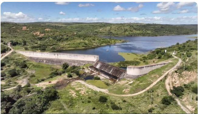 Barragem de Mamoeiro, em Antonina do Norte, sangra pela primeira vez