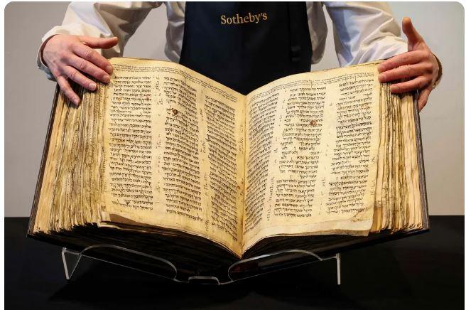Bíblia hebraica é comprada por US$ 38 milhões e se torna o manuscrito mais valioso do mundo