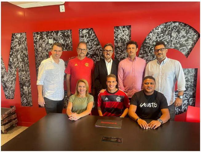 Com mais de 100 gols na base do Flamengo, iguatuense David Viana assina primeiro contrato profissional