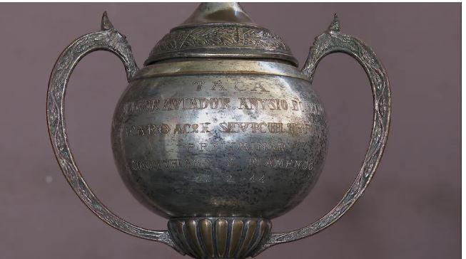 Corinthians revê taça dos anos 1940 encontrada em depósito de recicláveis de palmeirense