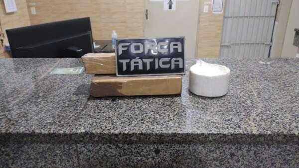 Dupla suspeita de tráfico de drogas é presa com 2 kg de entorpecentes em Tauá