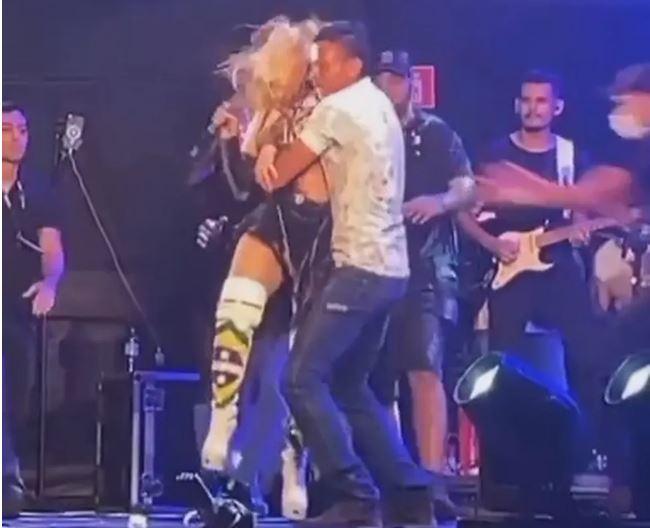 Durante show de Joelma no Acre, fã invade palco e cantora se assusta