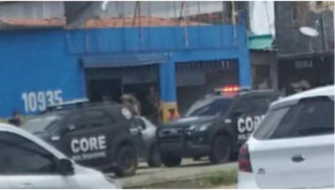 Policiais são presos em flagrante tentando tomar BMW de empresário em Fortaleza