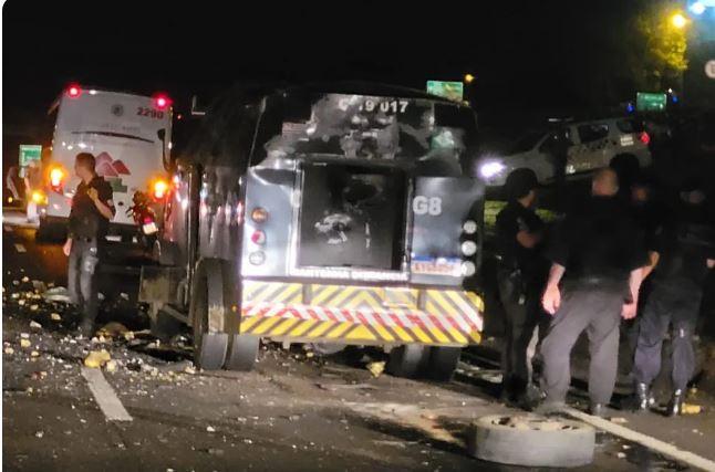 Quadrilha rende ônibus em rodovia e fere 4 em ataque com explosivos a carro-forte em Santa Bárbara SP