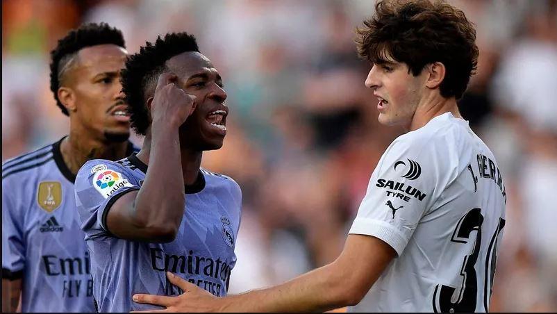 Valencia é multado em R$ 240 mil após ataques racistas a Vinícius Junior