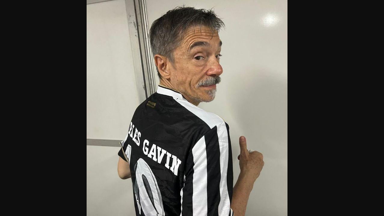 Baterista do Titãs se apresenta com camisa do Ceará durante show em Fortaleza
