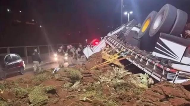 Caminhão tomba com mais de uma tonelada de maconha em frente a Batalhão da PM em MG