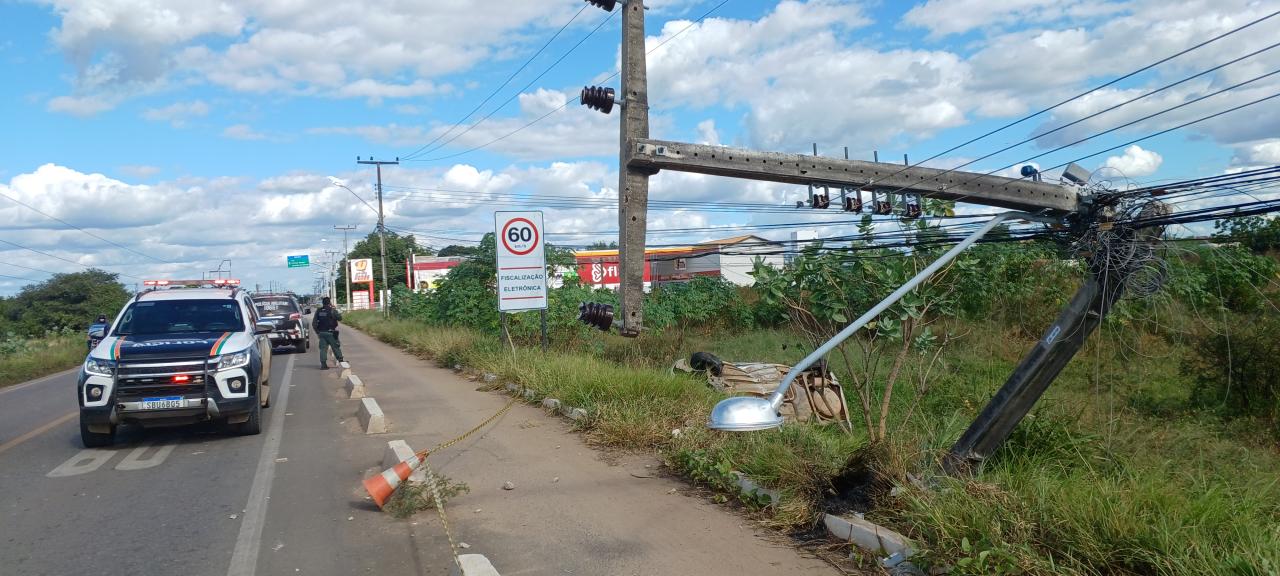 Carro capota e colide com um poste na CE 060, em Iguatu
