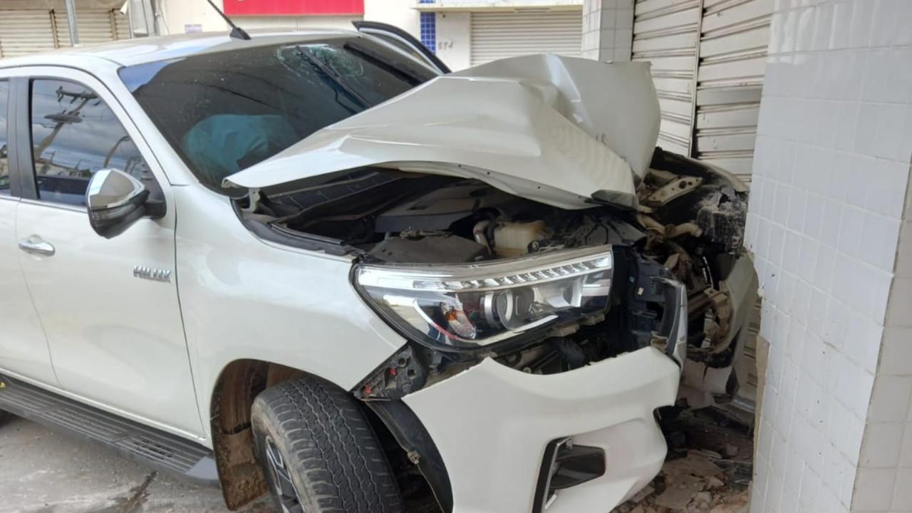 Carro colide contra comércio na Rua 13 de maio em Iguatu