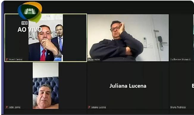 Deputado aparece deitado e sem camisa durante sessão híbrida na Assembleia do Ceará