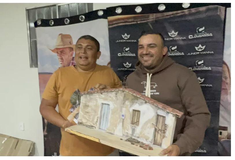 Em Cabaceiras: artesão presenteia Júnior Viana com réplica de casa onde o artista morou antes da fama