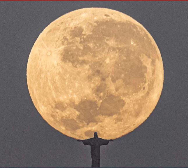 Fotógrafo registra Cristo Redentor 'segurando' a Lua e viraliza na internet