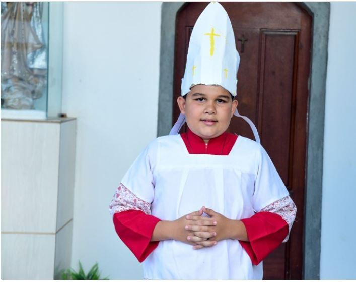 Menino de 11 anos sonha em ser padre e em casa brinca de celebrar missas em Piripiri no Piauí