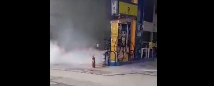 Moto pega fogo dentro de posto de combustível em Mombaça