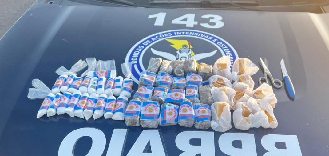 Mulher que transportava quase dois quilos de drogas em ônibus intermunicipal é presa em flagrante em Tamboril