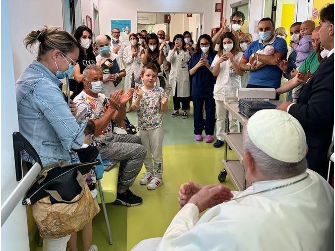 Papa Francisco aparece em ala de oncologia pediátrica no hospital onde está internado
