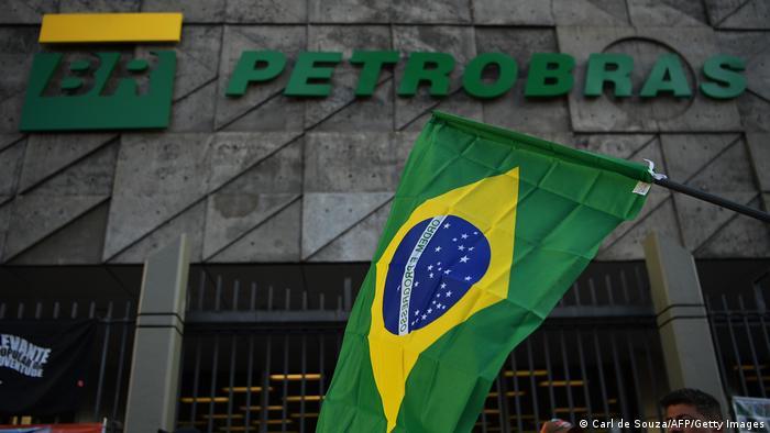 Petrobras reduz em R$ 0,13 o preço da gasolina para as distribuidoras