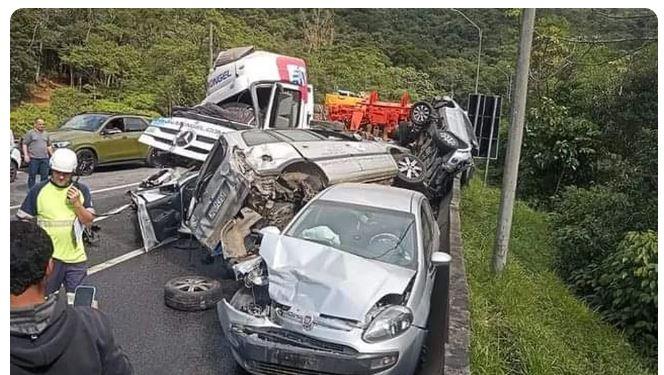 Acidente entre caminhão e oito veículos bloqueia BR-376, em Guaratuba