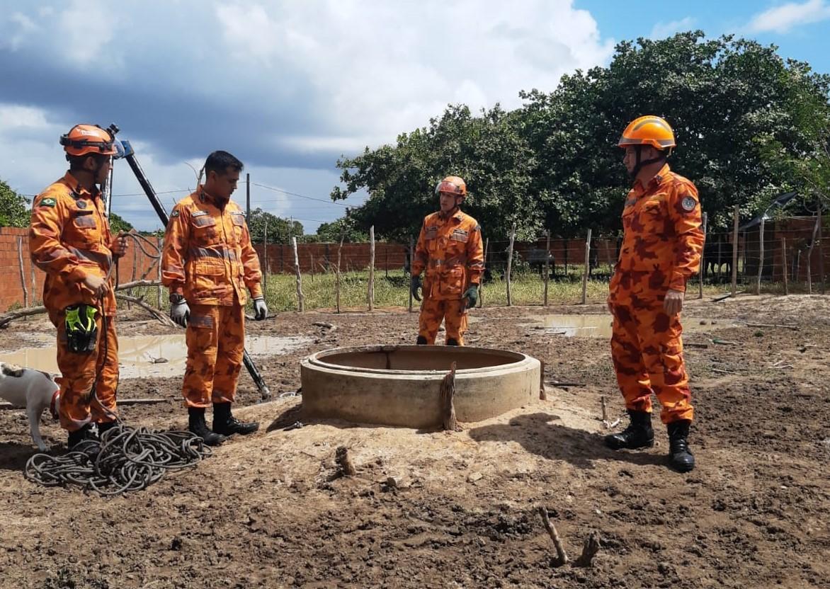 CBMCE resgata garrote que caiu em cacimba na cidade de Aquiraz