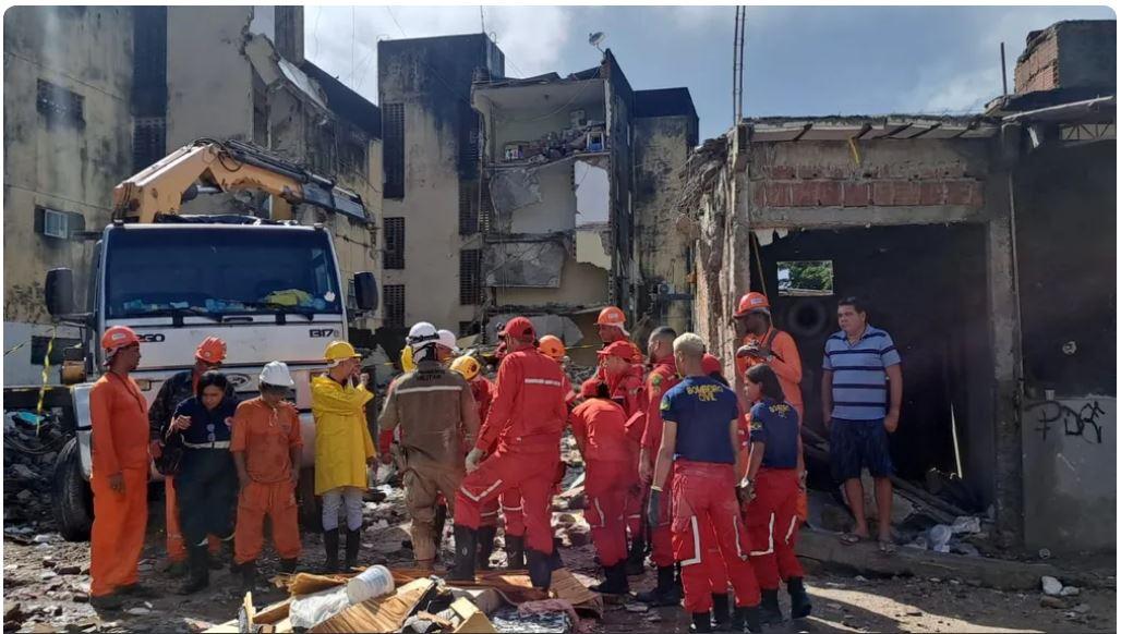 Corpos de mãe e dois filhos são encontrados abraçados em cama; sobe para 14 número de mortos em desabamento de prédio