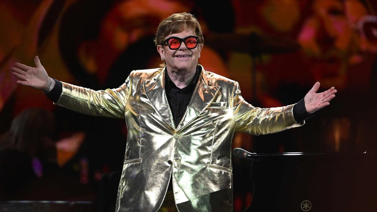 Elton John encerra sua carreira e faz seu último show neste sábado (8)
