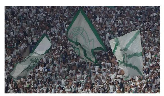 Torcedores do Palmeiras criticam Leila após eliminação e protestam com 'vende o avião e contrata jogador' e cobram: 'Libertadores é obrigação'