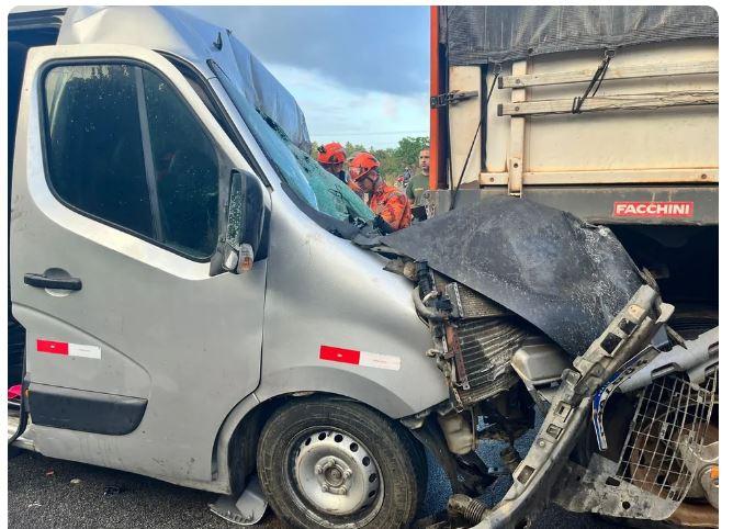 Van que transportava pacientes de Itaiçaba para Fortaleza colide em caminhão e deixa mortos e feridos