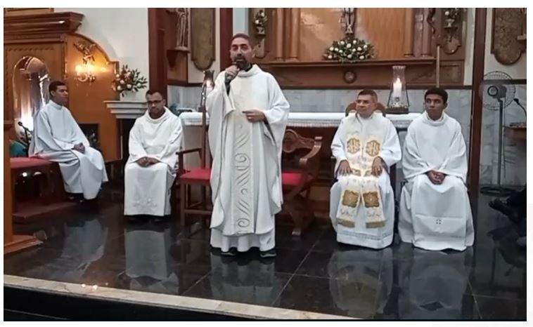 Após quatro meses afastado para tratamento, Padre João Batista Moreira Gonçalves volta a celebrar em Senhora Sant'Ana em Iguatu
