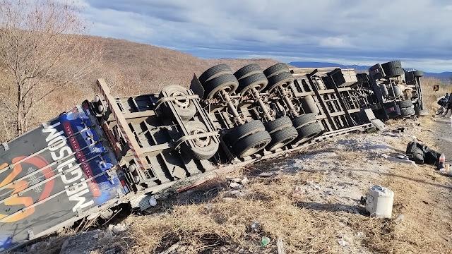Carreta da Mega Som capota na CE-176 em Aiuaba