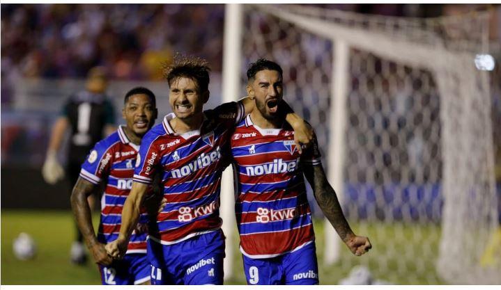 Com gols de Lucero e Marinho, Fortaleza vence Coritiba e emenda 3ª vitória seguida na Série A