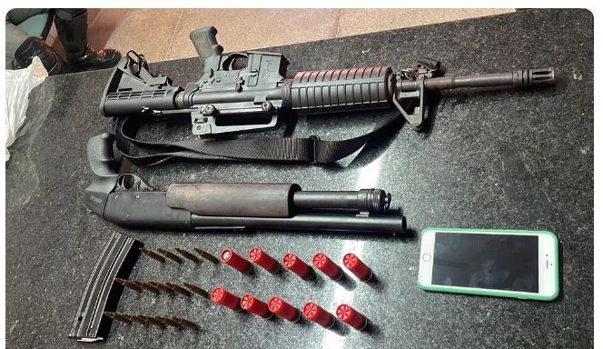 Criminoso exibe fuzil na janela de casa, polícia descobre local e apreende armas em Fortaleza