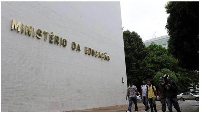 Governo Federal bloqueia verba para alfabetização, transporte escolar e bolsas de estudo