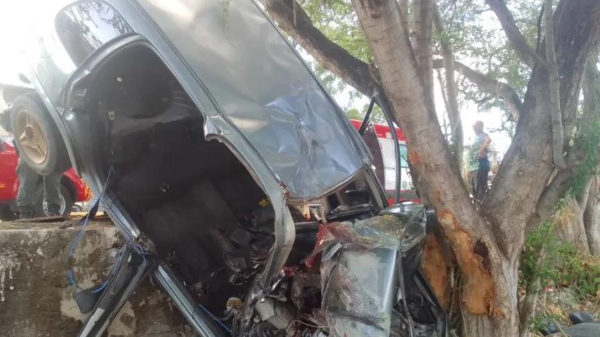 Motorista e passageiro morrem após carro colidir com árvore em Maracanaú